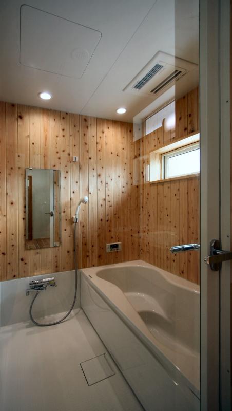 バスルーム：壁にヒノキを貼った贅沢なバスルーム