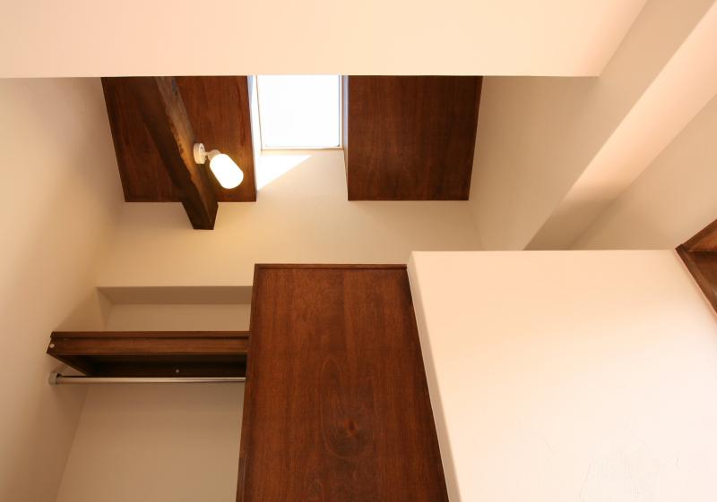 玄関、吹き抜け、窓：吹き抜け天井材を使用してアクセント壁とする