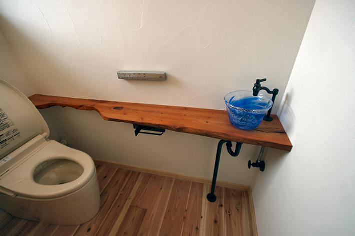 トイレ：オンコの一枚板で作ったトイレカウンター