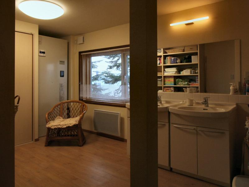 ラバトリー・洗面所：広々とした和室を2台の洗面化粧台のあるユーティリティーに。