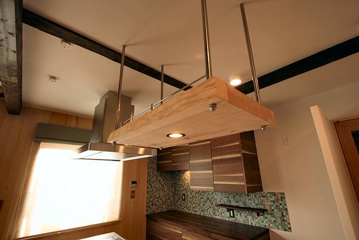 キッチン、収納：キッチン上部のオープン吊り棚：厚さ6cmの杉板無垢材