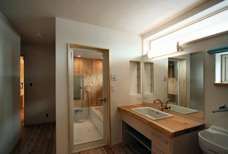 バスルーム、ラバトリー・洗面所、窓：ハイサイド窓からの陽光が明るく暖かい印象の洗面所