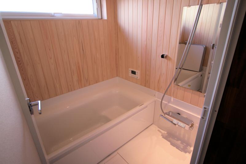 浴室：ハーフユニットバスと壁・天井はヒノキ板貼り