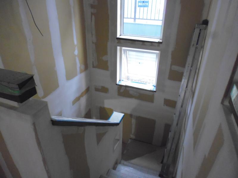 2020.09.10　階段室：塗り壁下地処理作業