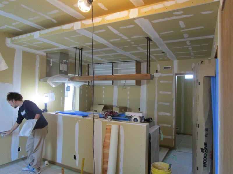 2021.10.28　2階キッチン～リビング方向：塗り壁下地処理作業