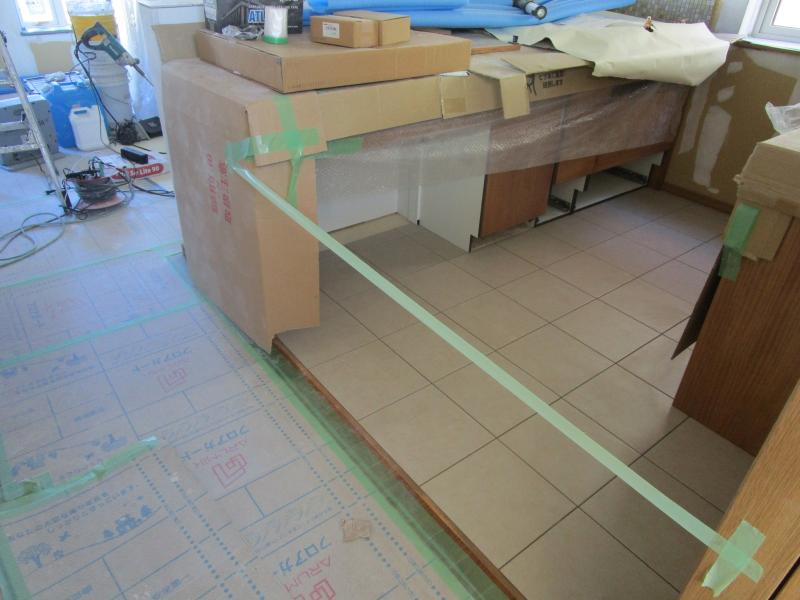 2021.10.30　キッチン床：床用タイル貼り（300x300）を施す