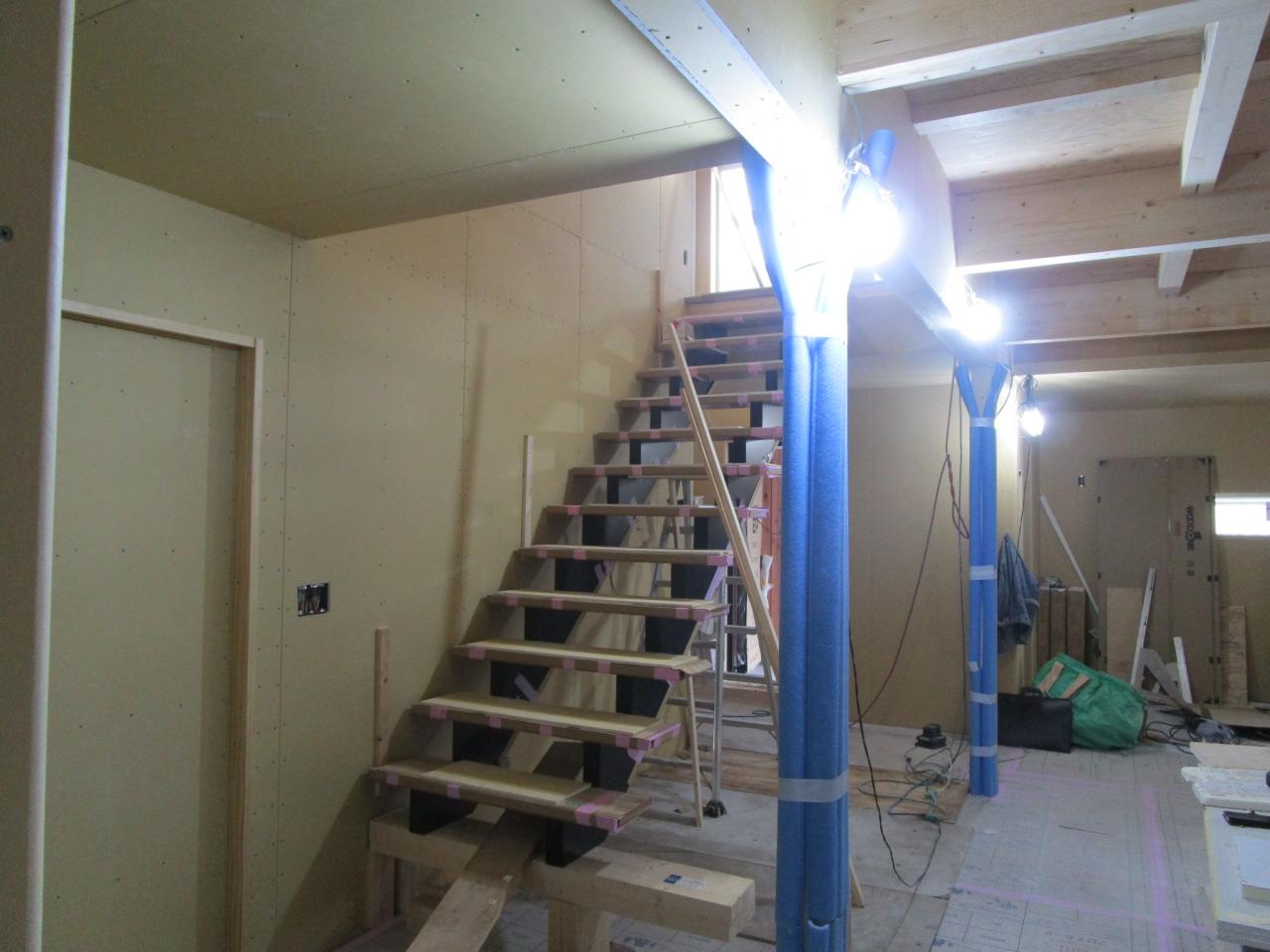 2023.09.02　1階内部：オープン（デザイン）階段も取付きました。これから造作物本番です。
